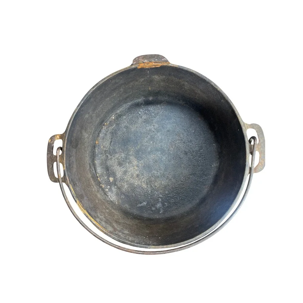 Vintage Unmarked  Cast Iron Dutch Oven No Lid 8Y